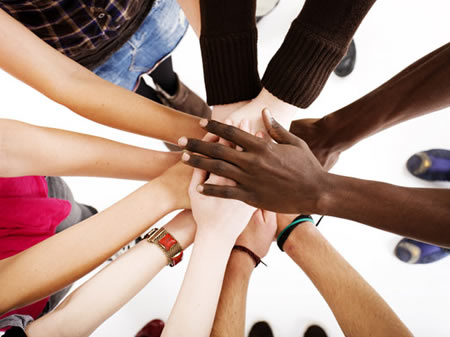 O povo unido com as mãos para o alto